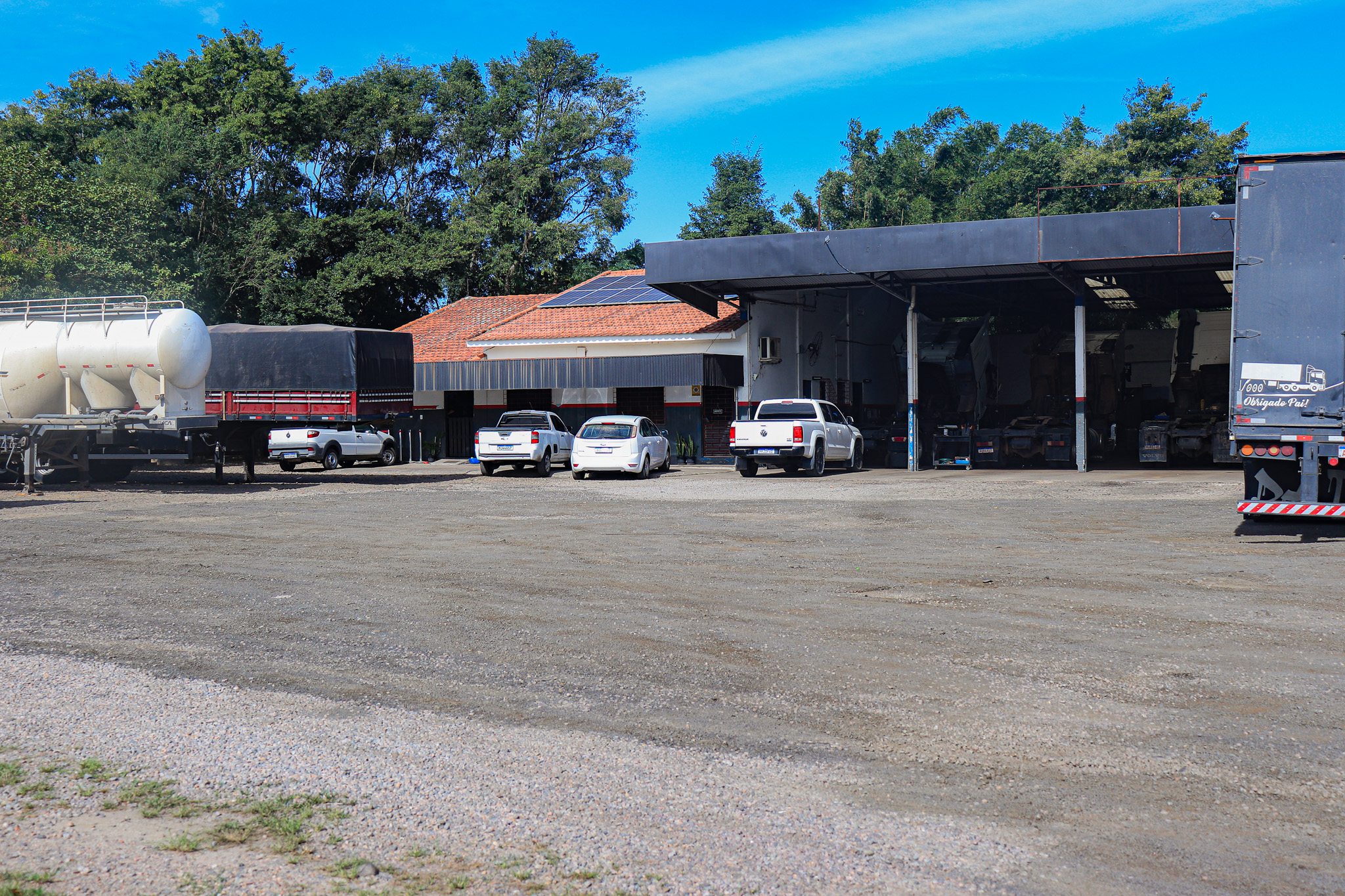 Interior da Mecânica Sul Forte — boxes com caminhão em manutenção em Tubarão SC
