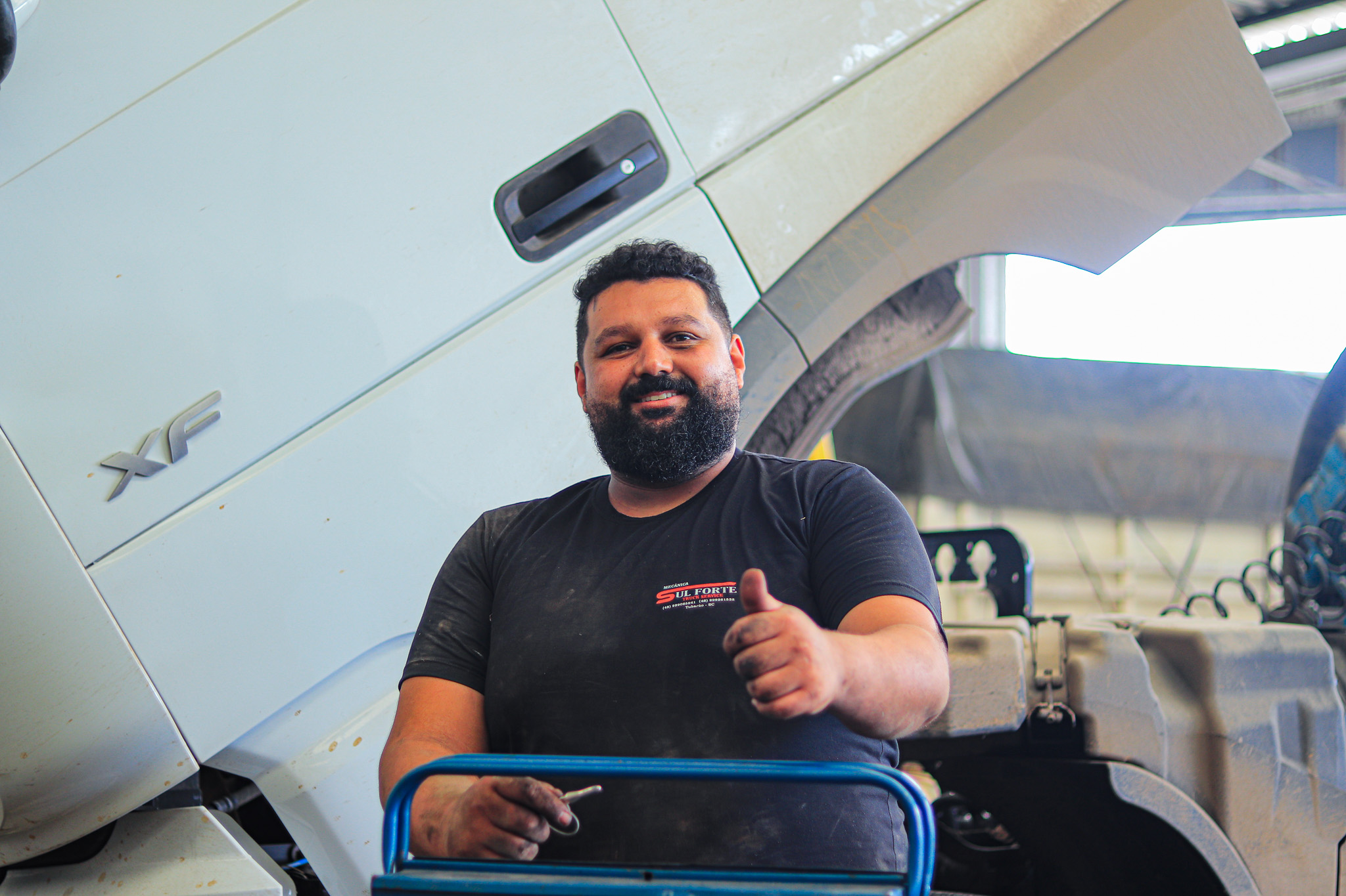 Mecânico da Sul Forte realizando diagnóstico eletrônico em caminhão Scania em Tubarão SC